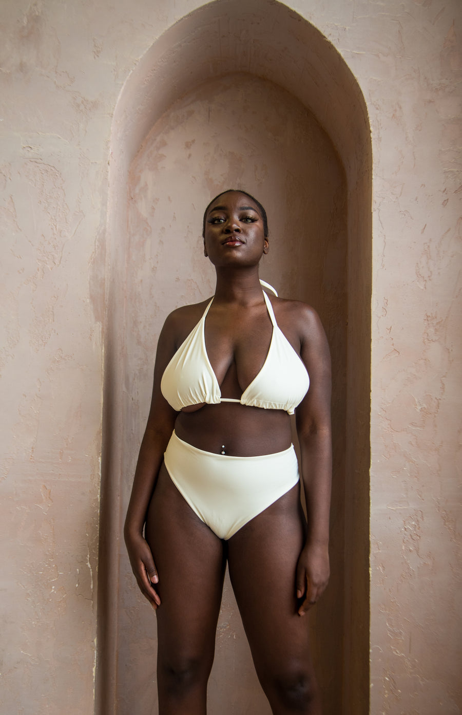 girl wearing seamless high rise bottoms with extra bum coverage in color ivory/white.